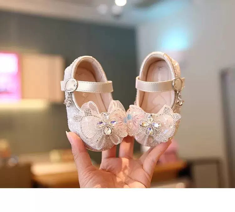 Girls' walking shoes, low-cut, spring/summer single shoes, soft-soled leather shoes, 2026 children's princess shoes with bows, sequins, and crystals.