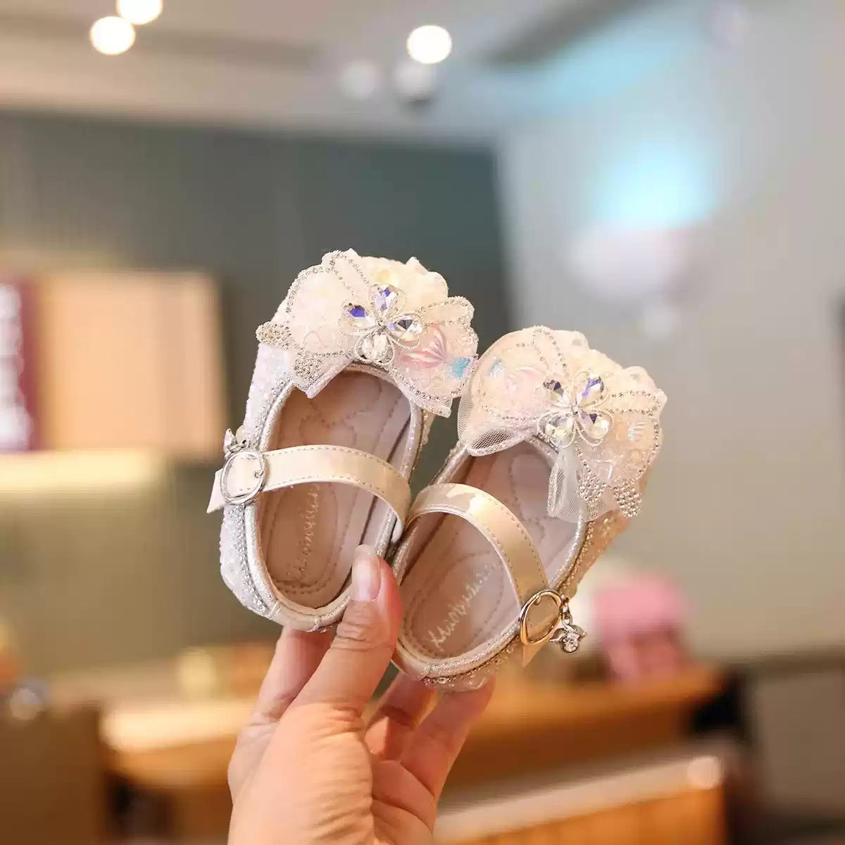 Girls' walking shoes, low-cut, spring/summer single shoes, soft-soled leather shoes, 2026 children's princess shoes with bows, sequins, and crystals.