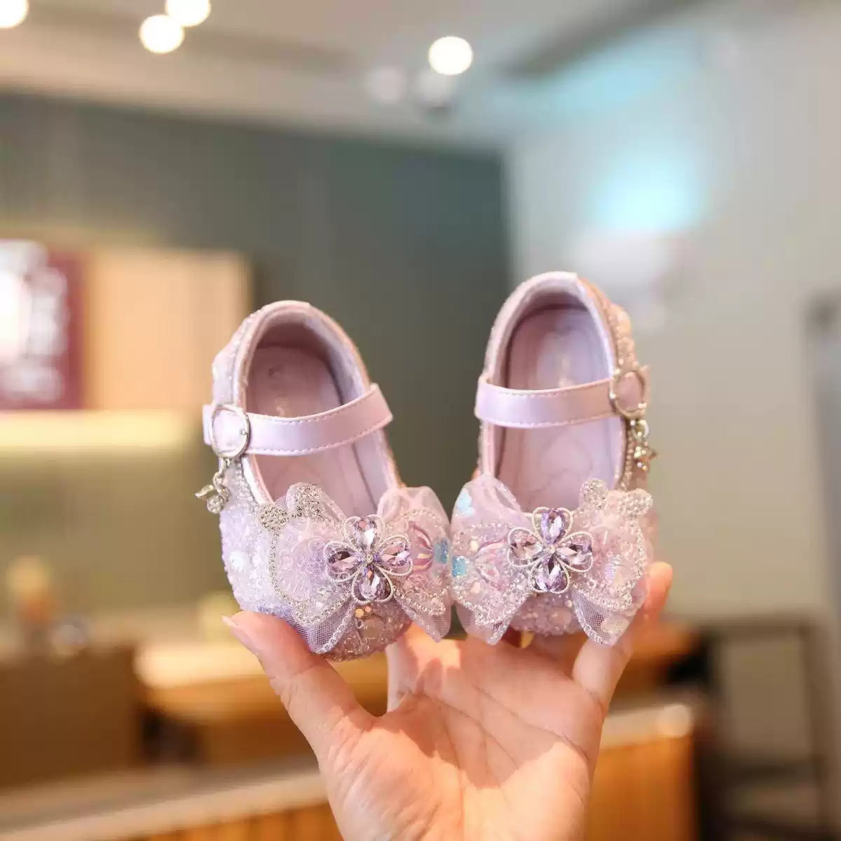 Girls' walking shoes, low-cut, spring/summer single shoes, soft-soled leather shoes, 2026 children's princess shoes with bows, sequins, and crystals.