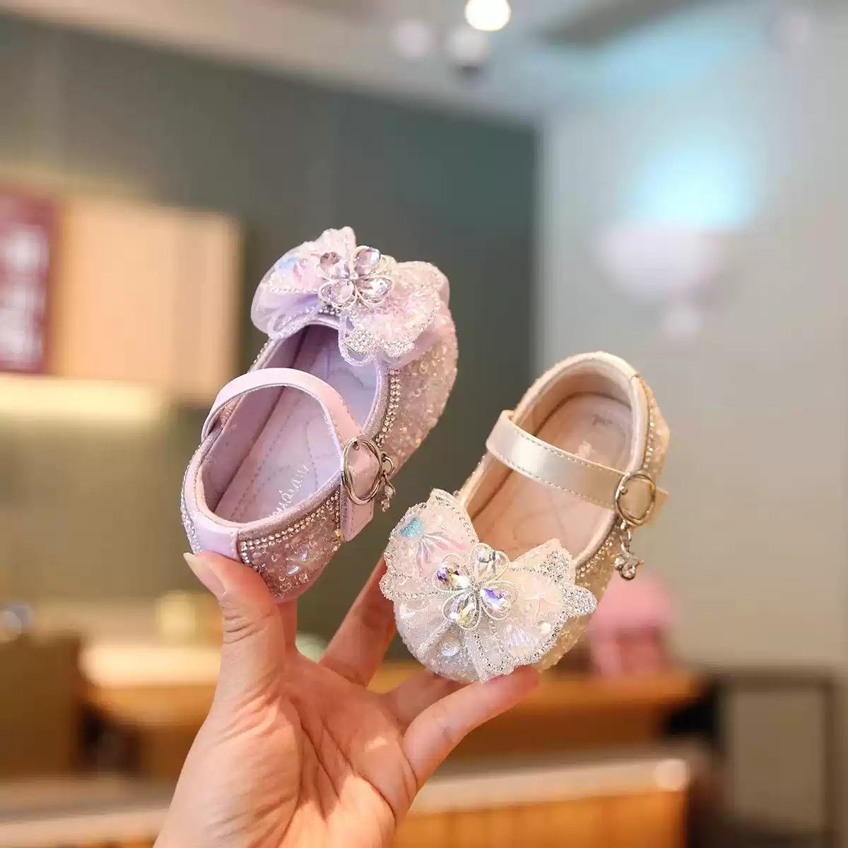 Girls' walking shoes, low-cut, spring/summer single shoes, soft-soled leather shoes, 2026 children's princess shoes with bows, sequins, and crystals.