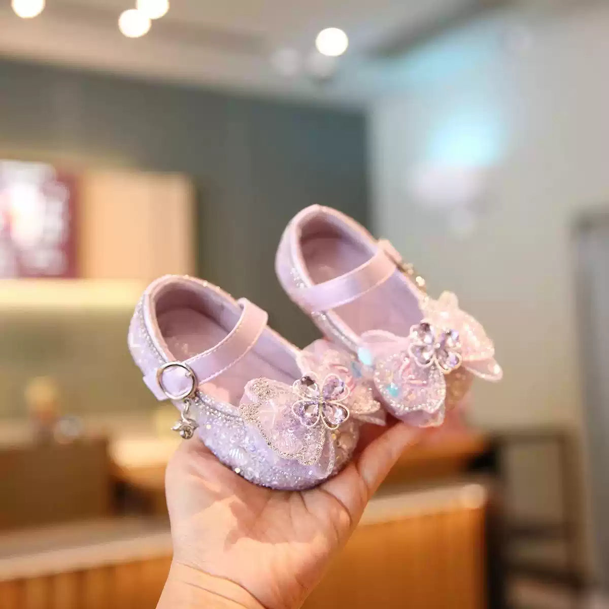 Girls' walking shoes, low-cut, spring/summer single shoes, soft-soled leather shoes, 2026 children's princess shoes with bows, sequins, and crystals.
